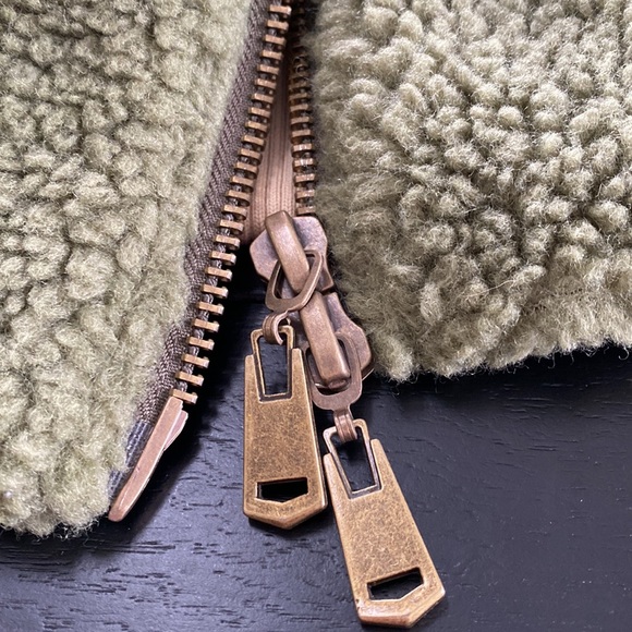 Beyond the Pen Clothing faux shearing jacket. Green Small - Picture 9 of 9